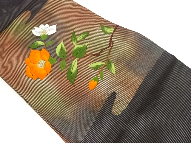 絽枝に椿模様刺繍名古屋帯